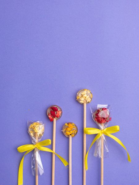 LOLLIPOP WITH FREEZE-DRIED BERRIES