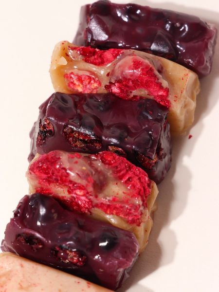 TOFFEE WITH FREEZE-DRIED BERRIES